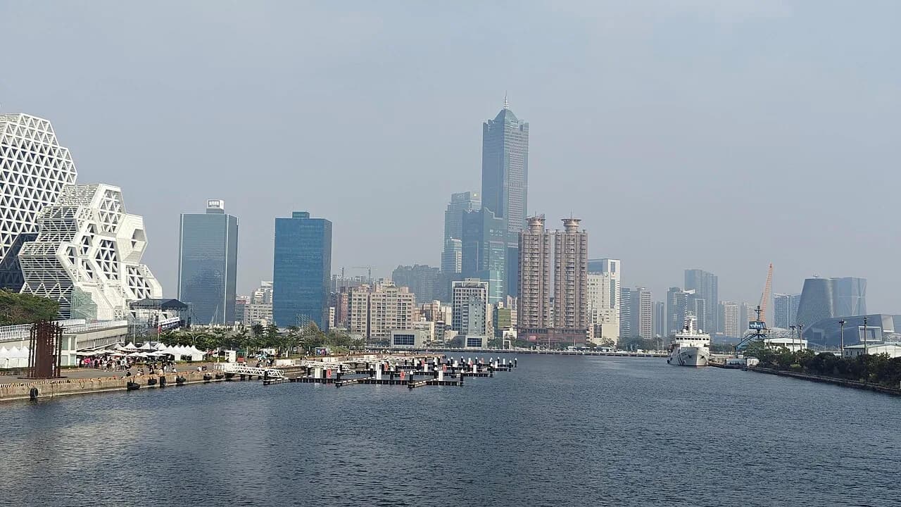 外國旅客來台自由行攻略|高雄包棟交通、電壓插座、行李寄放與全聯採買全指南