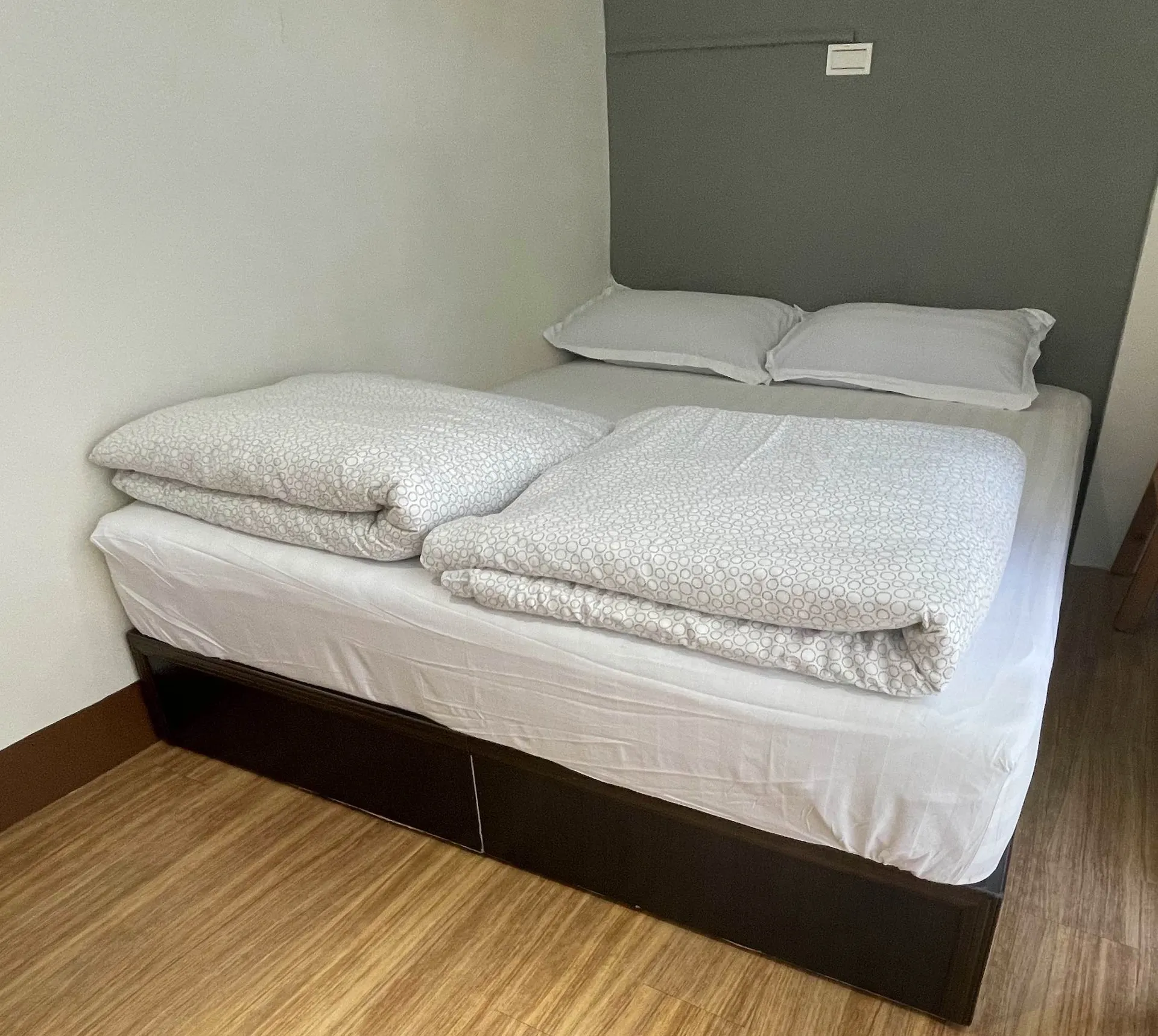 溝頂民宿 (Godin House) 5F 景觀雙人房,位於頂樓視野開闊,擁有落地窗陽台街景與專屬閱讀工作椅,採光極佳。